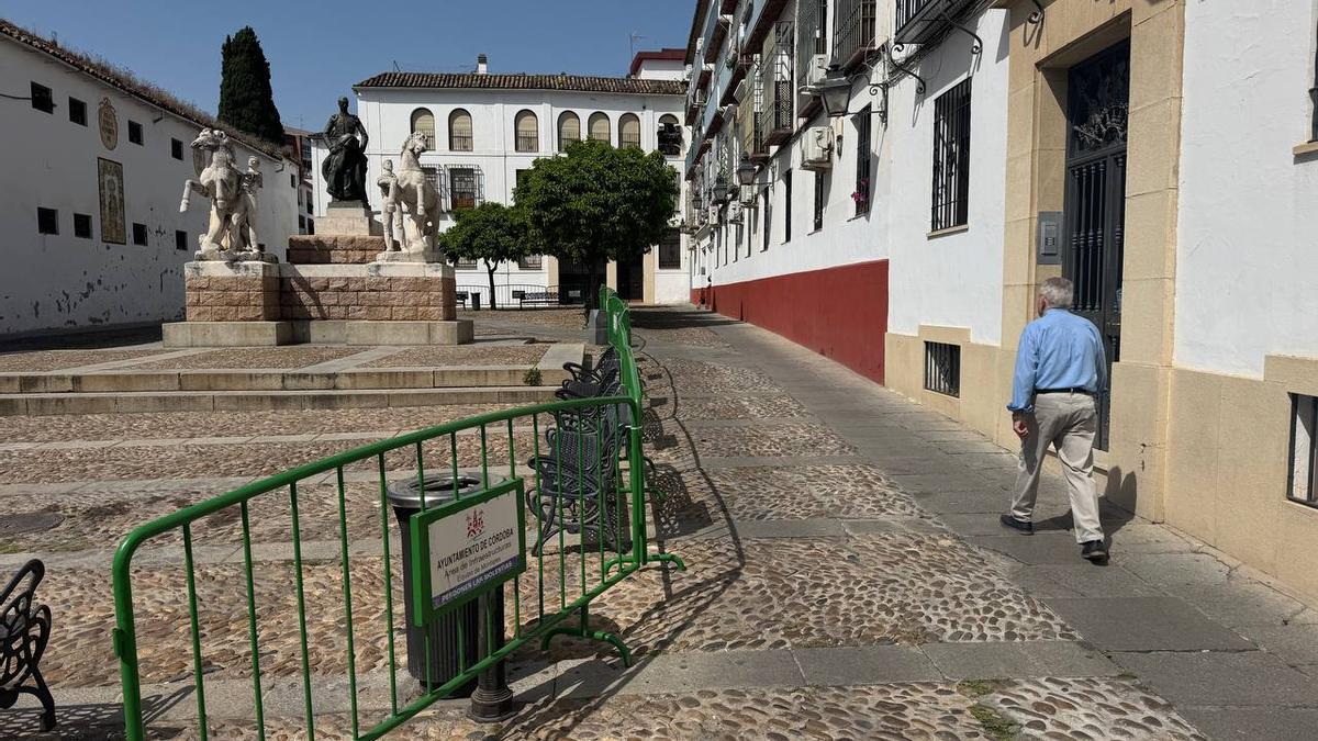Vallas ya colocadas para el acceso a los vecinos en la plaza Conde de Priego.