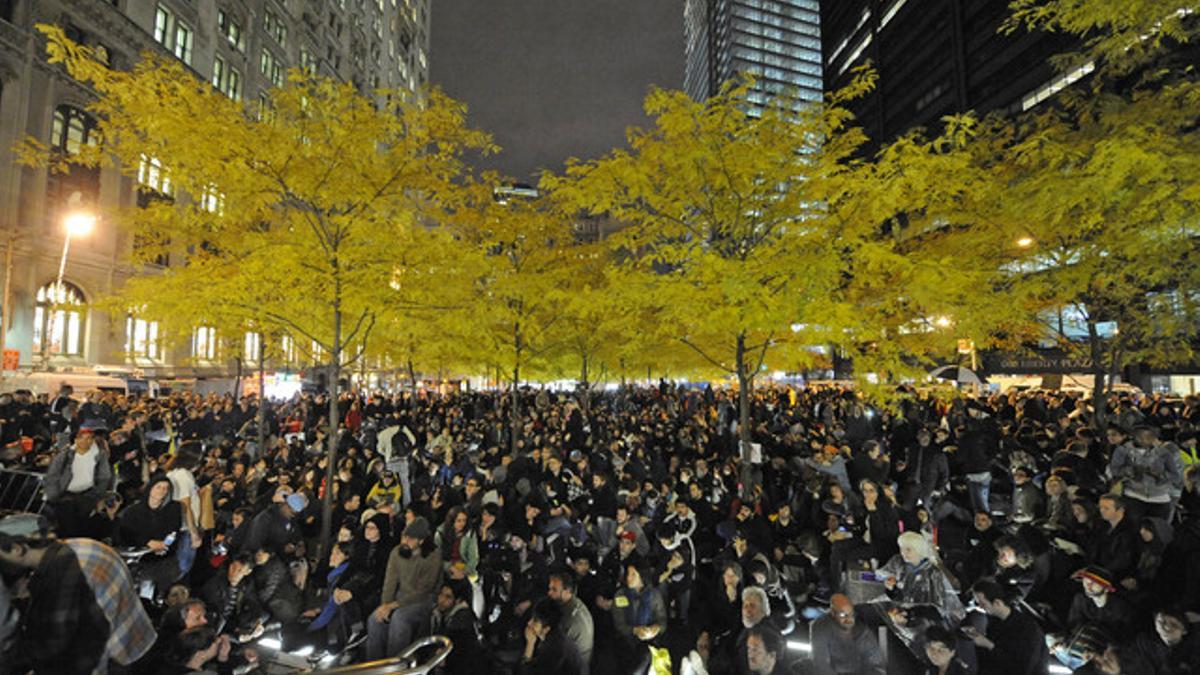 Miles de indignados participan en una asamblea en la plaza Zuccotti, la noche del martes, en Nueva York.