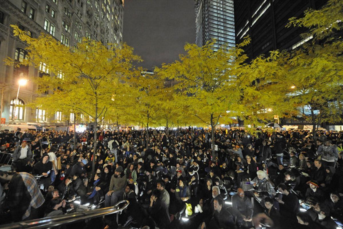 Milers d’indignats participen en una assemblea a la plaça Zuccotti, dimarts a la nit, a Nova York.