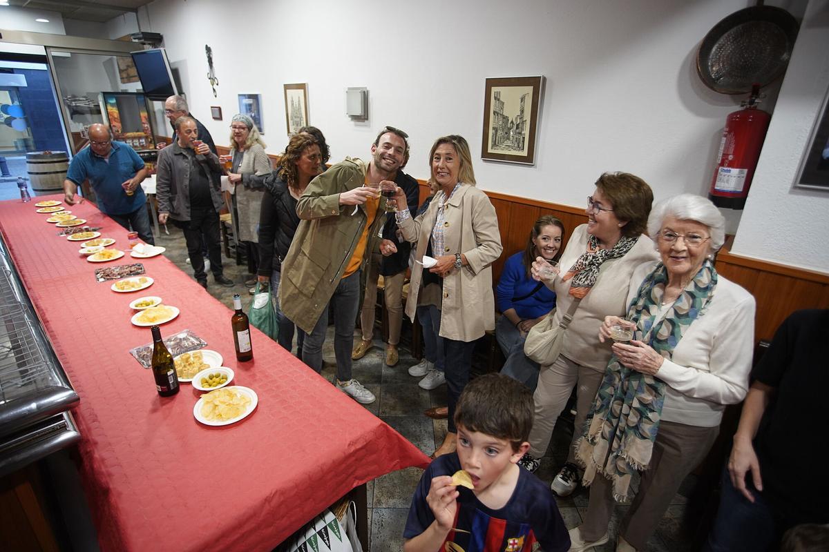 Girona restaurant aliança ( Heroïnes Santa Barbara, 3) 22 anys servint pop a Girona festa de comiat dels actuals amos de la Pulperia Aliança