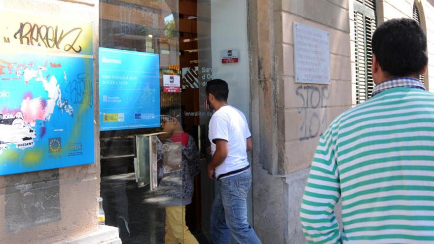 Usuaris entrant a l&#039;Oficina de Treball de la Generalitat, aquest dimecres a Manresa.