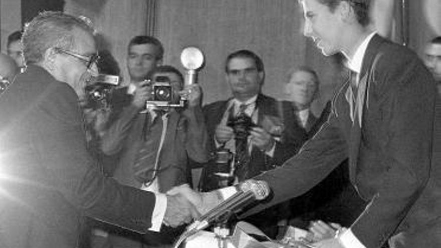Don Felipe entrega a David Vázquez el premio «Príncipe» de Investigación 1985.