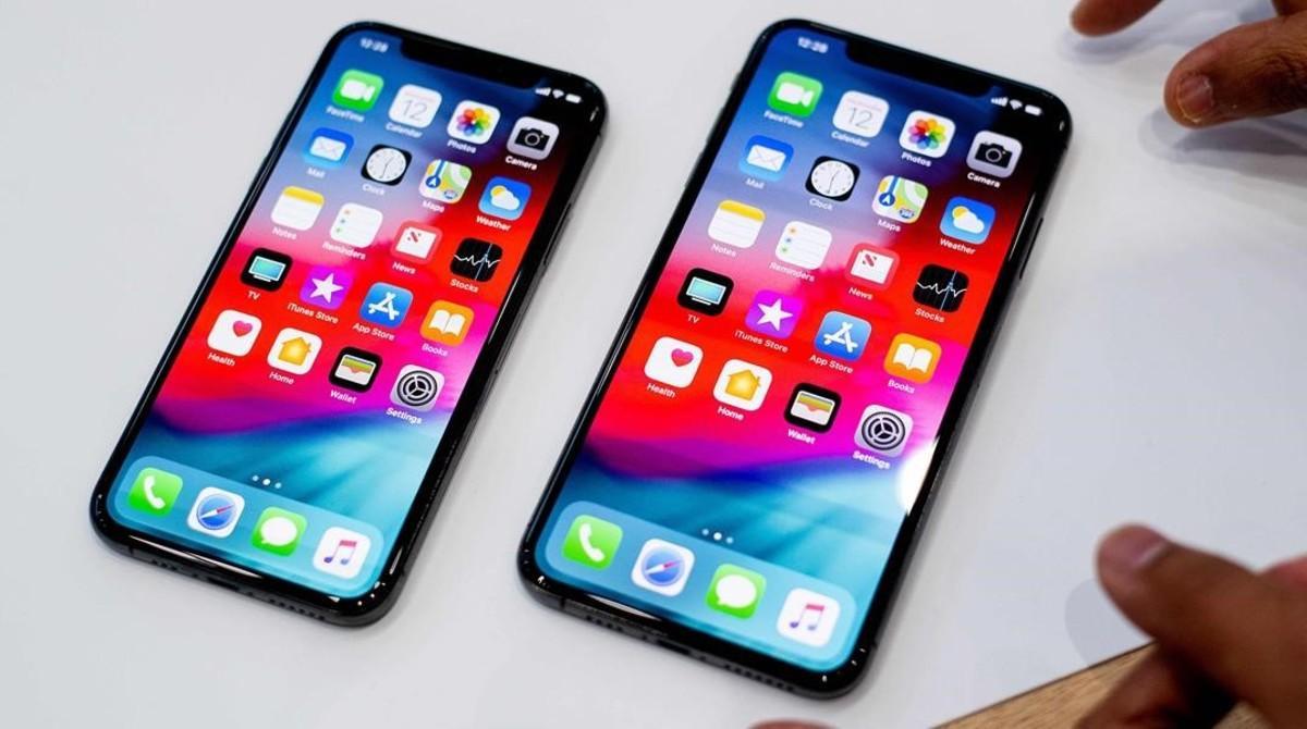 zentauroepp45009218 an apple iphone xs max  r  and iphone xs rest on a table dur180920192921