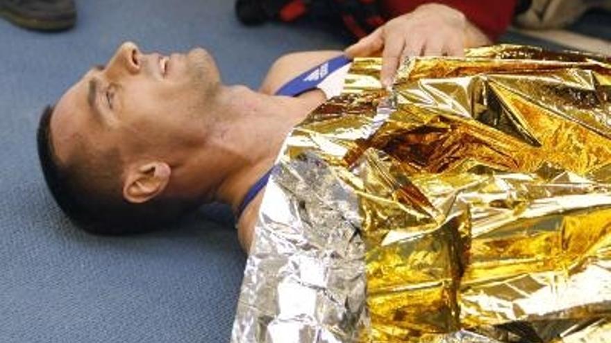 Roman Sebrle de la República Checa, lesionado en el suelo  en el Mundial de Atletismo celebrado en Valencia.
