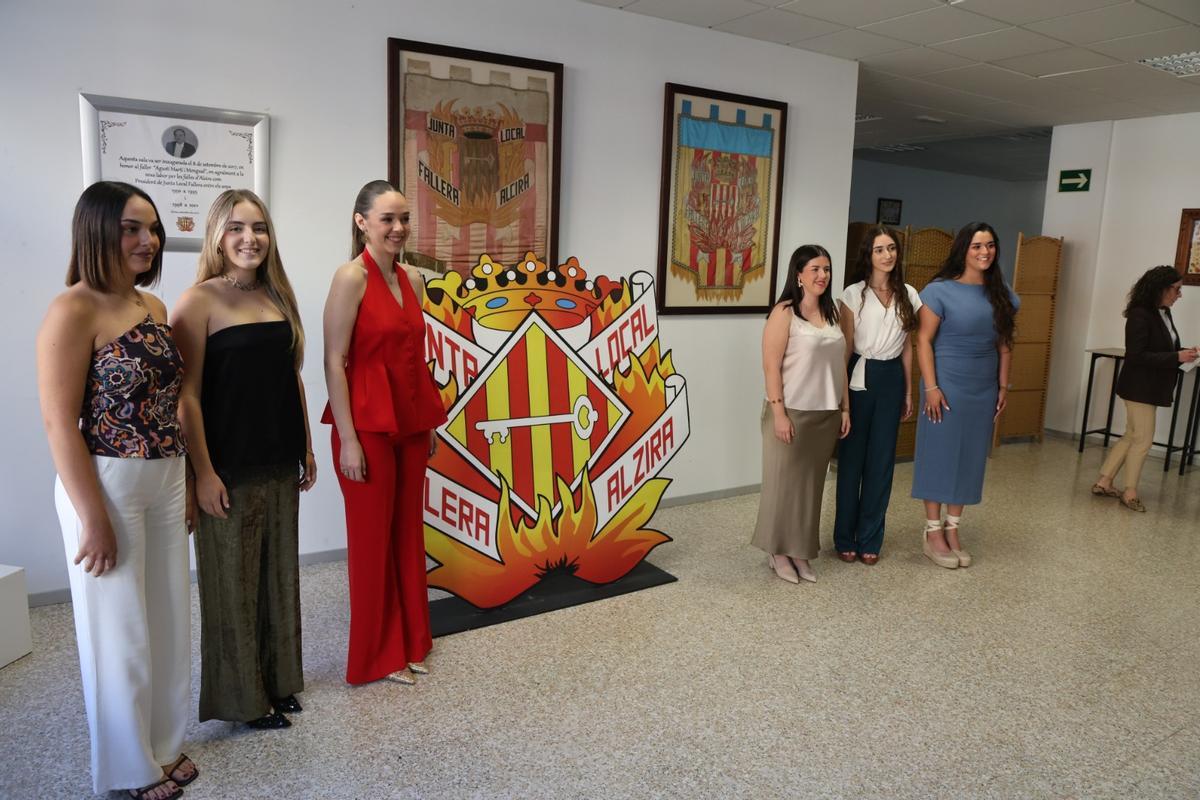 Las seis jóvenes falleras se han presentado esta tarde ante festeros, familia y medio de comunicación.