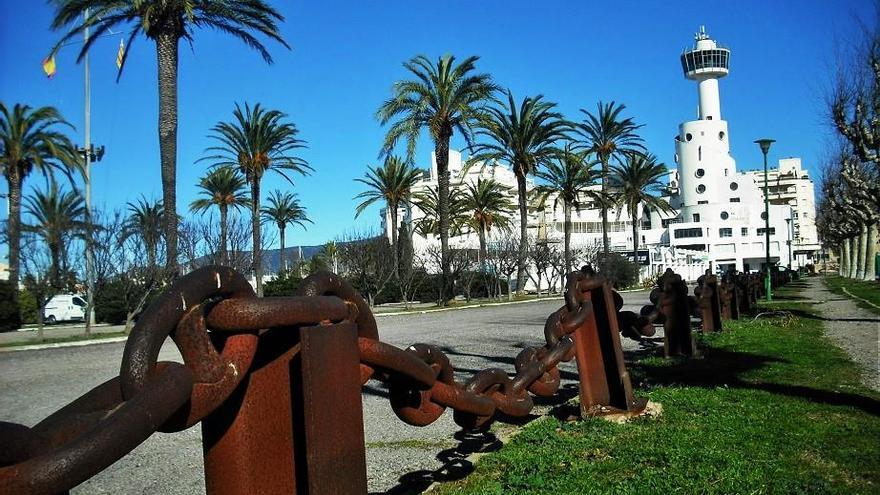 La plaça de les Palmeres a tocar el Club Nàutic.