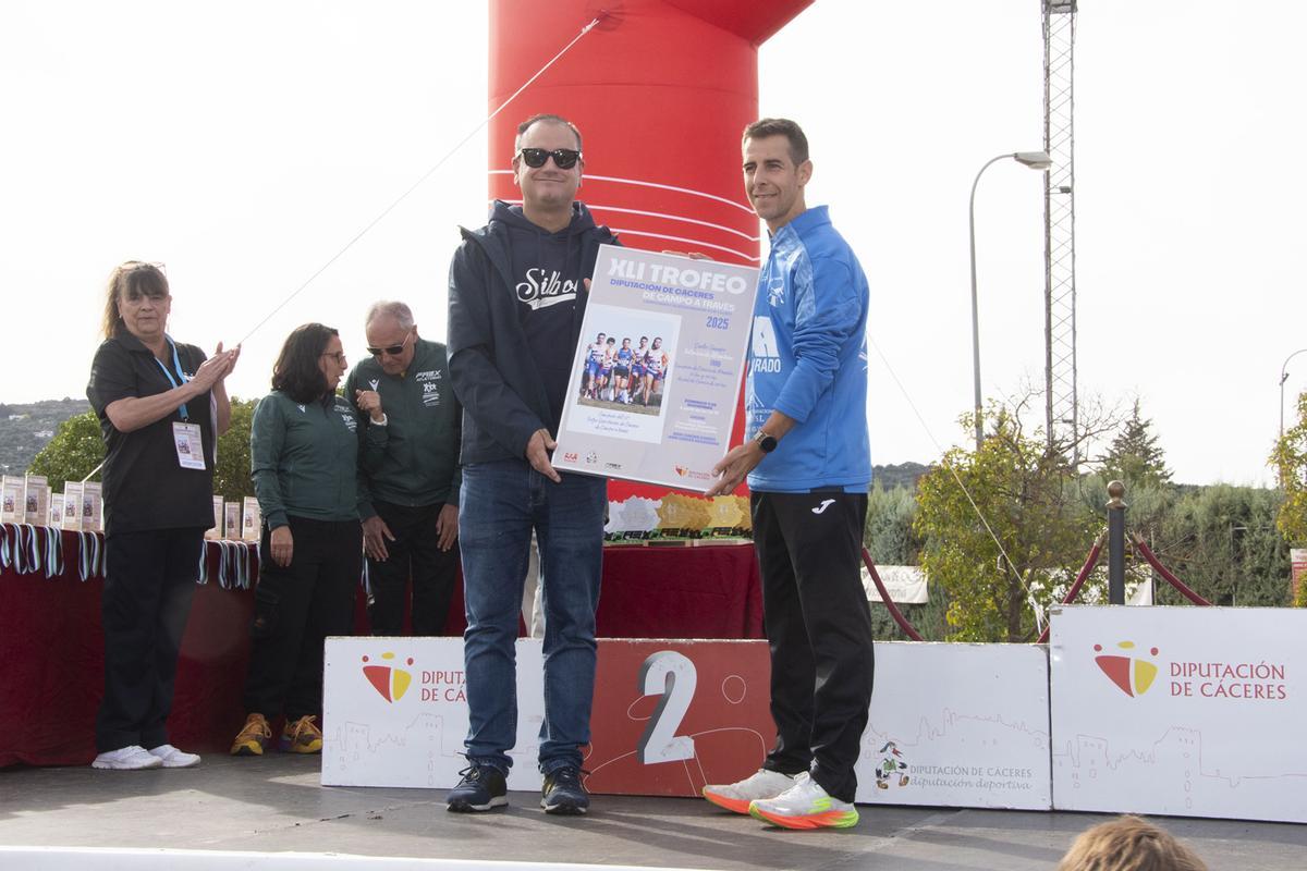 Carlos Gazapo (derecha) es homenajeado.