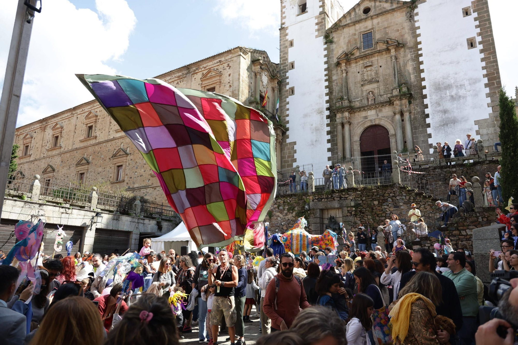 Las imágenes de este domingo de Womad en Cáceres: el pasacalles pone el broche final
