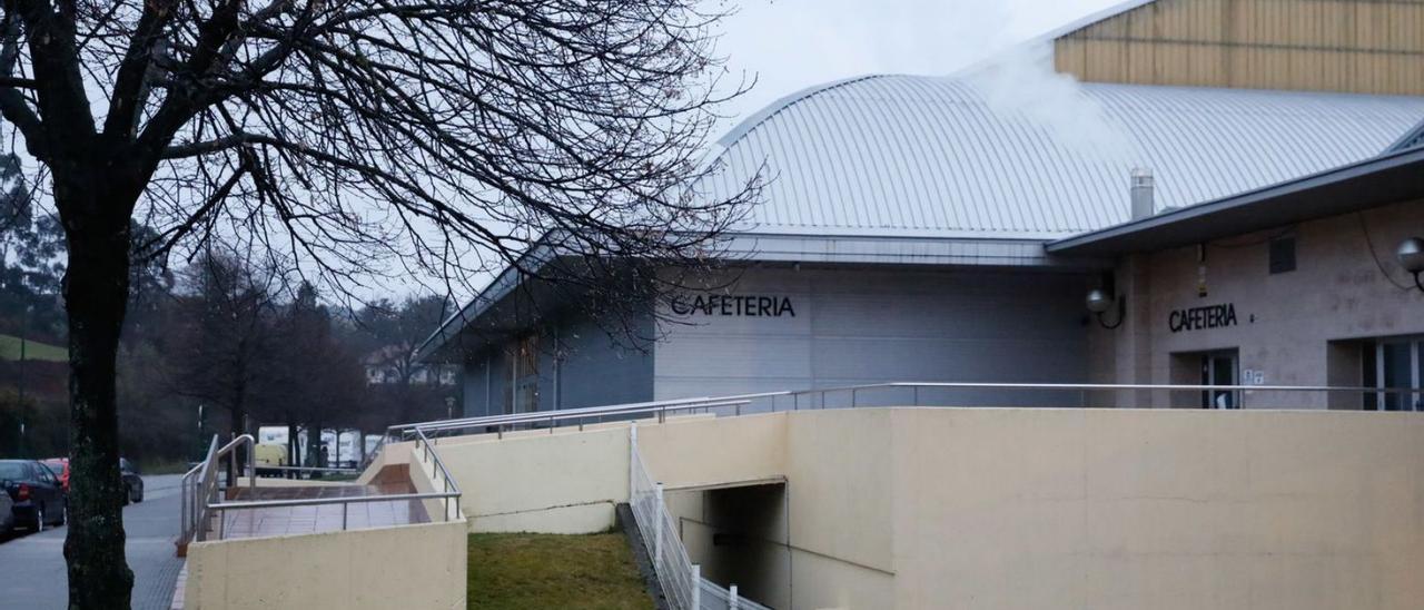 La entrada a la cafetería del polideportivo del Quirinal. | Mara Villamuza