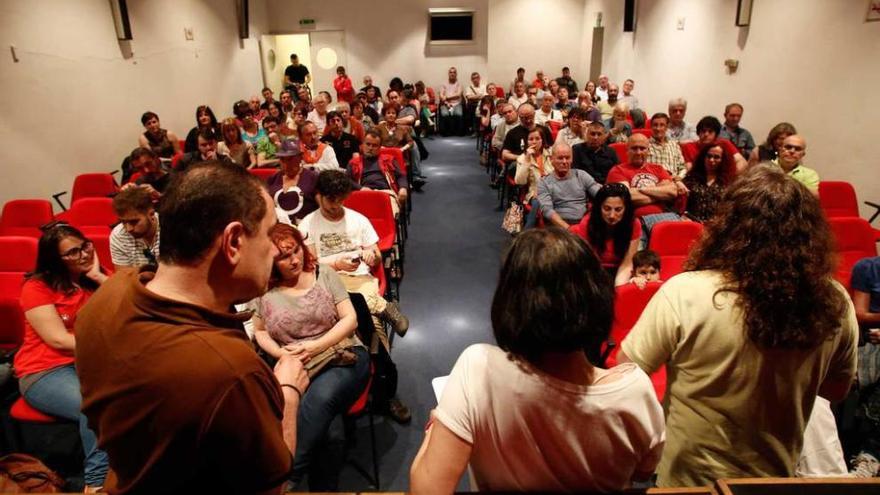 Los asistentes, ayer, a la asamblea de Unidos Podemos preparatoria de la campaña electoral.