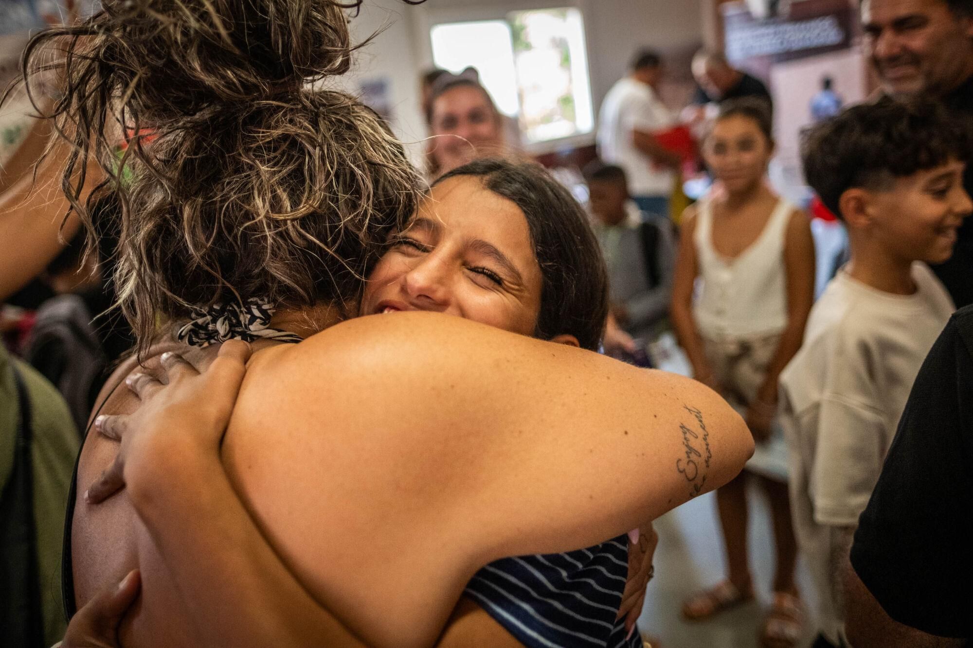 Recepción de los niños de los campamentos saharauis del programa Vacaciones en paz por sus familias de acogida