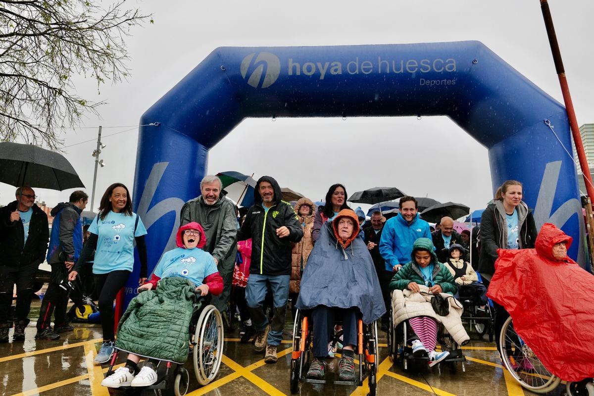 La XIV Marcha de Aspace Huesca ha cubierto su recorrido este domingo con récord de participantes a pesar de la lluvia