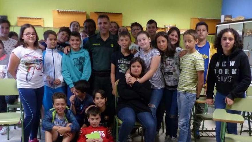 El guardia civil con los alumnos de la charla. // G.N.