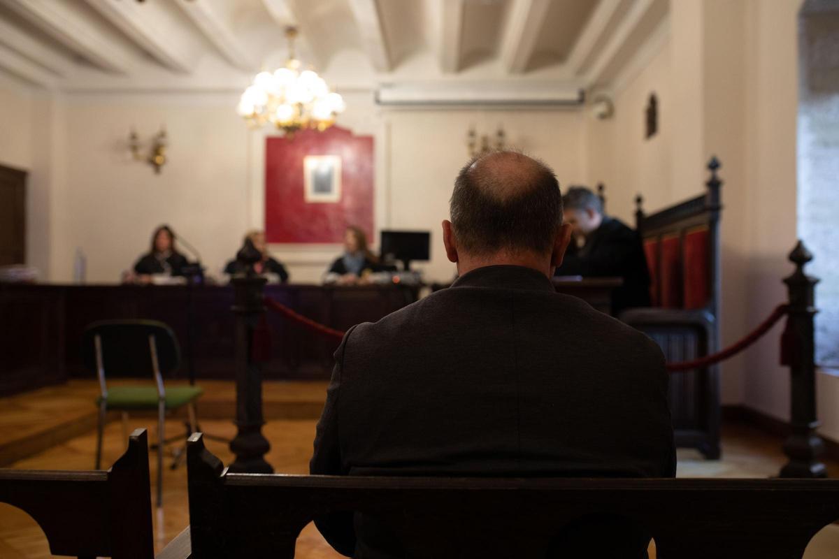 Alberto Vega juicio en el banquillo de los acusados de la Audiencia.jpg Alberto Vega juicio en el banquillo de los acusados de la Audiencia.jpg