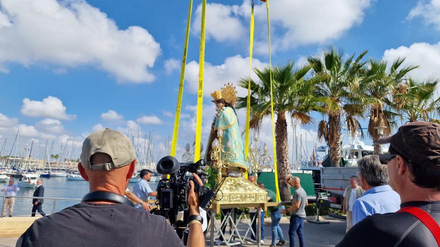 Las imágenes de la Virgen en la ofrenda a los buzos en el Club Náutico de València