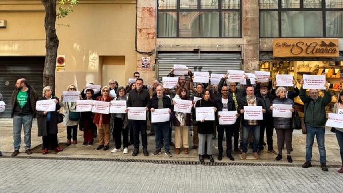Imagen de la protesta convocada esta mañana frente al Parlament