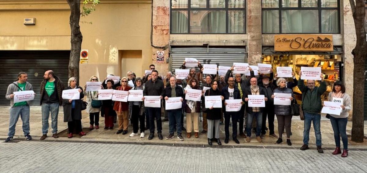 Imagen de la protesta convocada esta mañana frente al Parlament