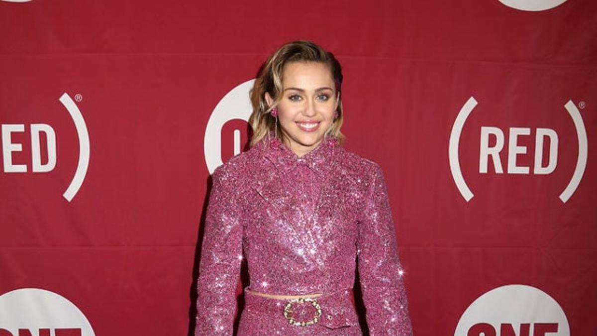 Miley Cyrus brilla en un concierto a favor de la lucha contra el SIDA