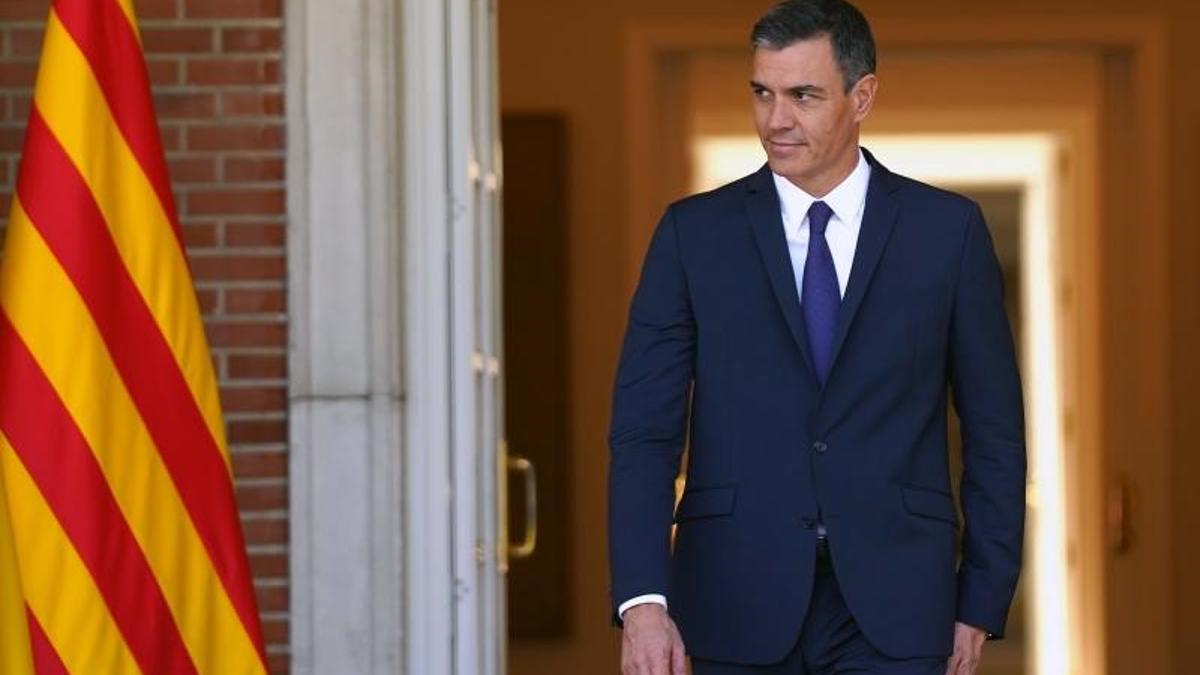 El presidente del Gobierno, Pedro Sánchez, sale a la escalinata del palacio de la Moncloa para recibir al 'president' de la Generalitat, Pere Aragonès, el pasado 15 de julio de 2022.