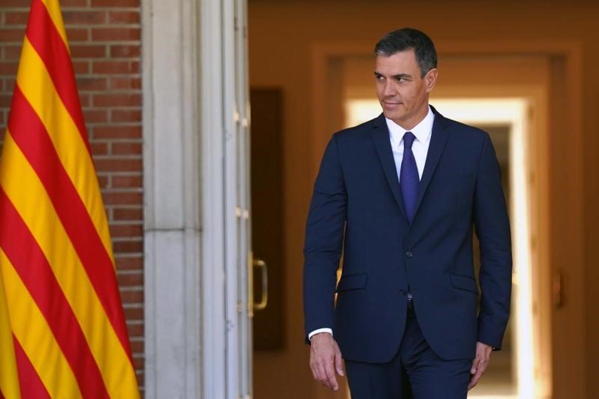 El presidente del Gobierno, Pedro Sánchez, sale a la escalinata del palacio de la Moncloa para recibir al ’president’ de la Generalitat, Pere Aragonès, el pasado 15 de julio de 2022.