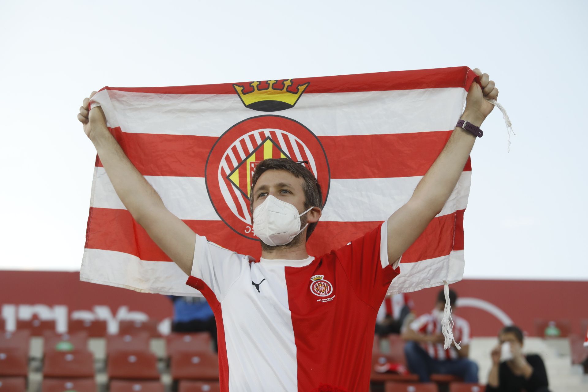 L'afició del Girona torna a posar color a les grades de Montilivi