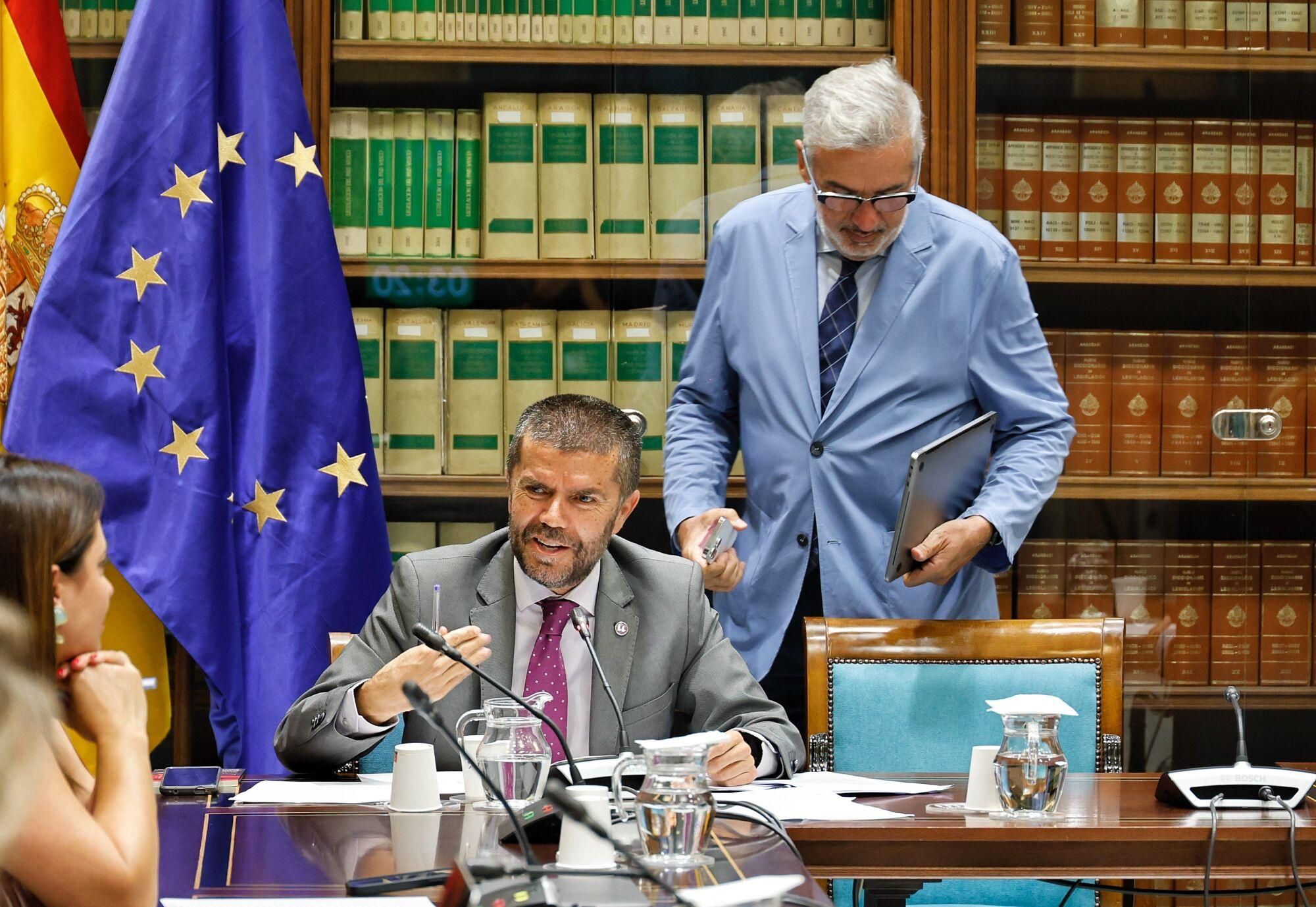 Los rectores canarios comparecen en el Parlamento regional para valorar la ley de ciencia.
