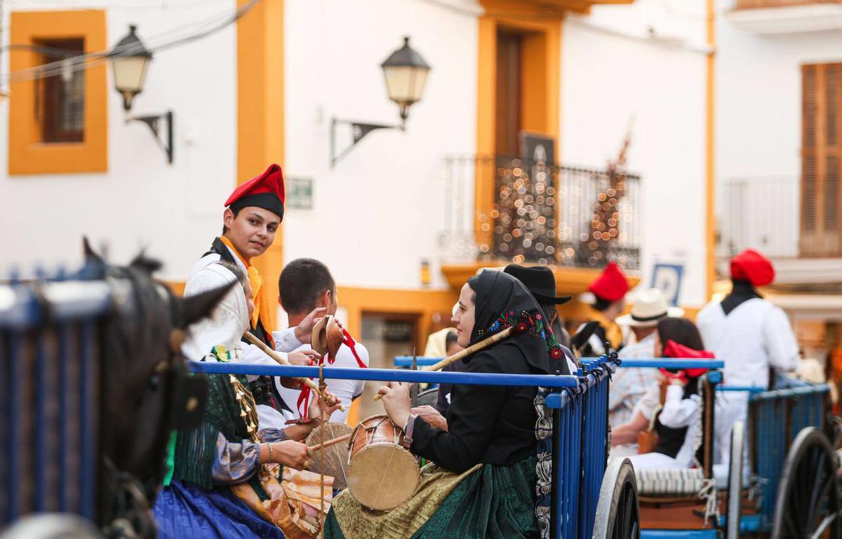Los carros circulando por las calles de Vila.