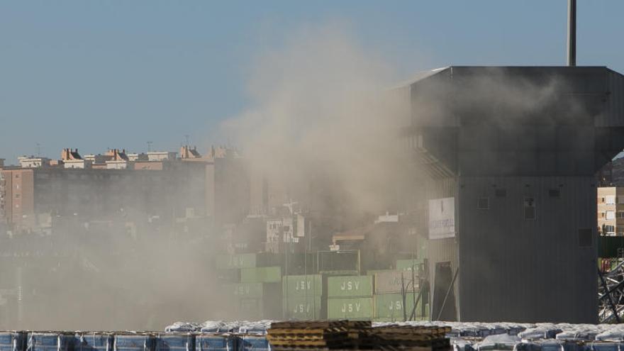 Un juez de València autoriza seguir moviendo graneles en el Puerto de Alicante