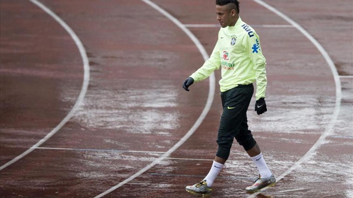 Neymar se dispone a entrenar con Brasil en París.
