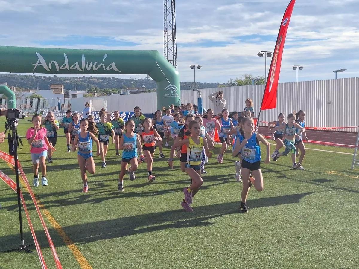 Salida de una de las carreras femeninas de base.
