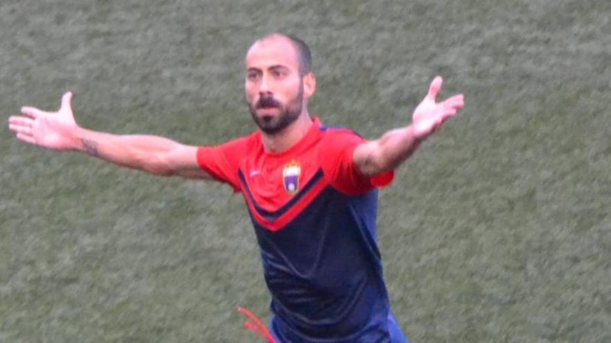 El jugador de San Vicente del Raspeig José Sánchez celebra un gol con el Eldense.