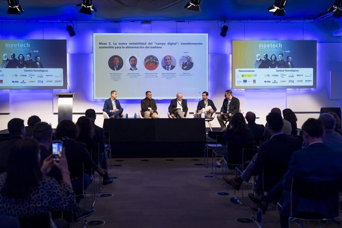 el director general de CTIc, Pablo Coca, moderó la mesa “La nueva rentabilidad del campo digital: transformación sostenible para la alimentación del mañana”