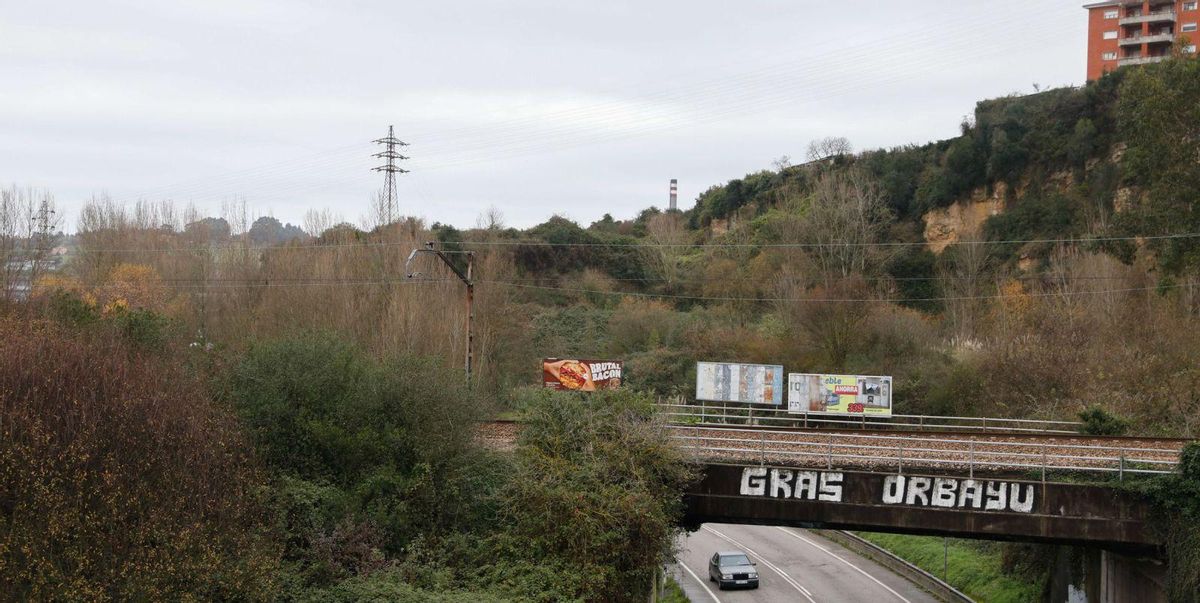 En primer término, trazado actual del tren a su llegada a Avilés por Los Canapés. A la derecha, Bustiello, por donde discurrirá el túnel con el nuevo trazado. | Mara Villamuza