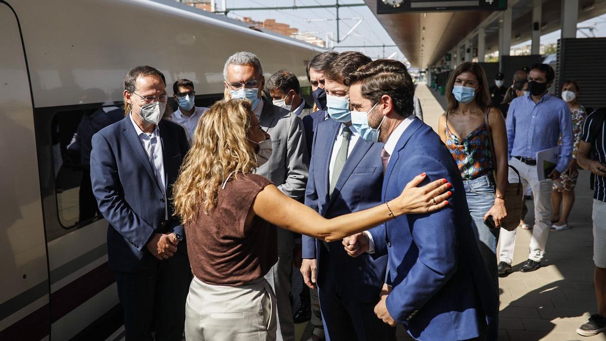 La ministra, a su llegada a la estación de Renfe de Zamora capital.