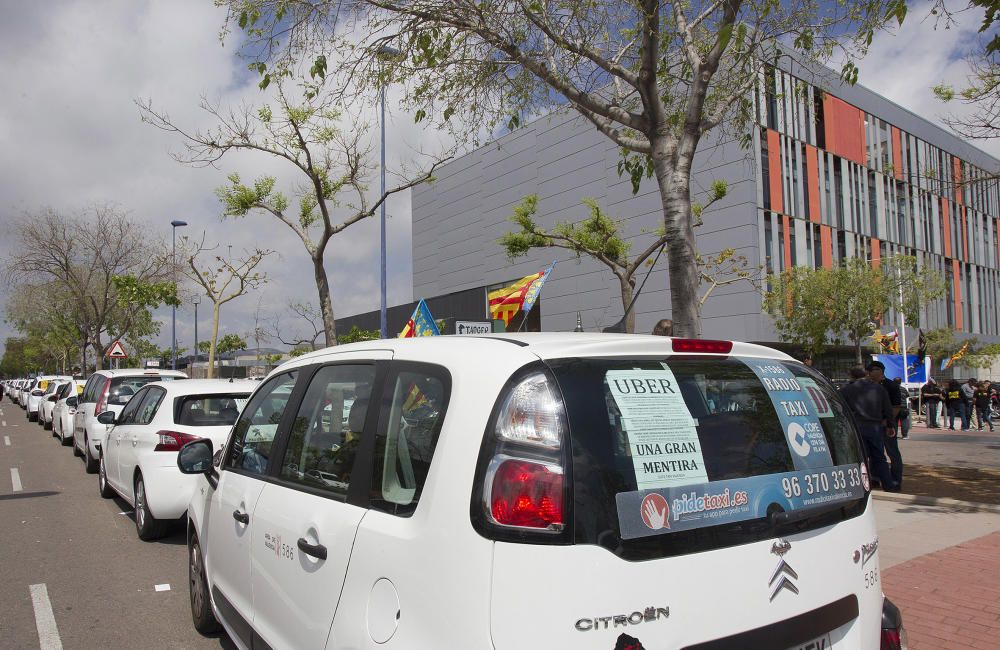 Protesta de los taxistas en Castelló contra Uber