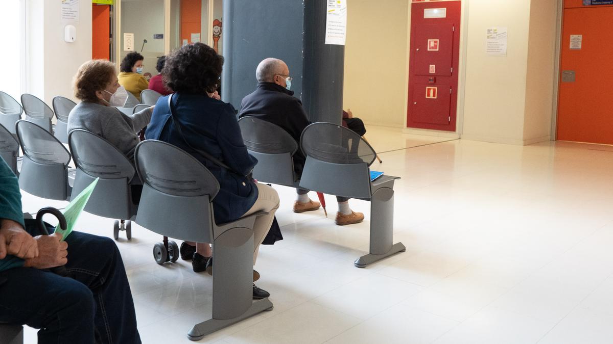 Pacientes en una sala de espera médica