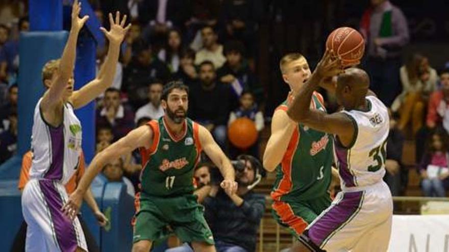 Caleb Green intenta hacer llegar el balón al lituano Kuzminskas.