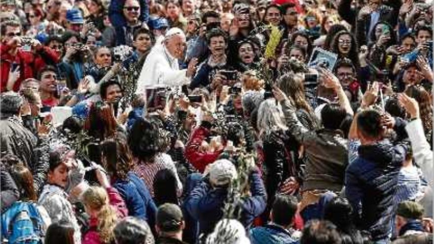 El papa Francesc envoltat de creients, amb branques d&#039;olivera i palmons, el Diumenge de Rams.