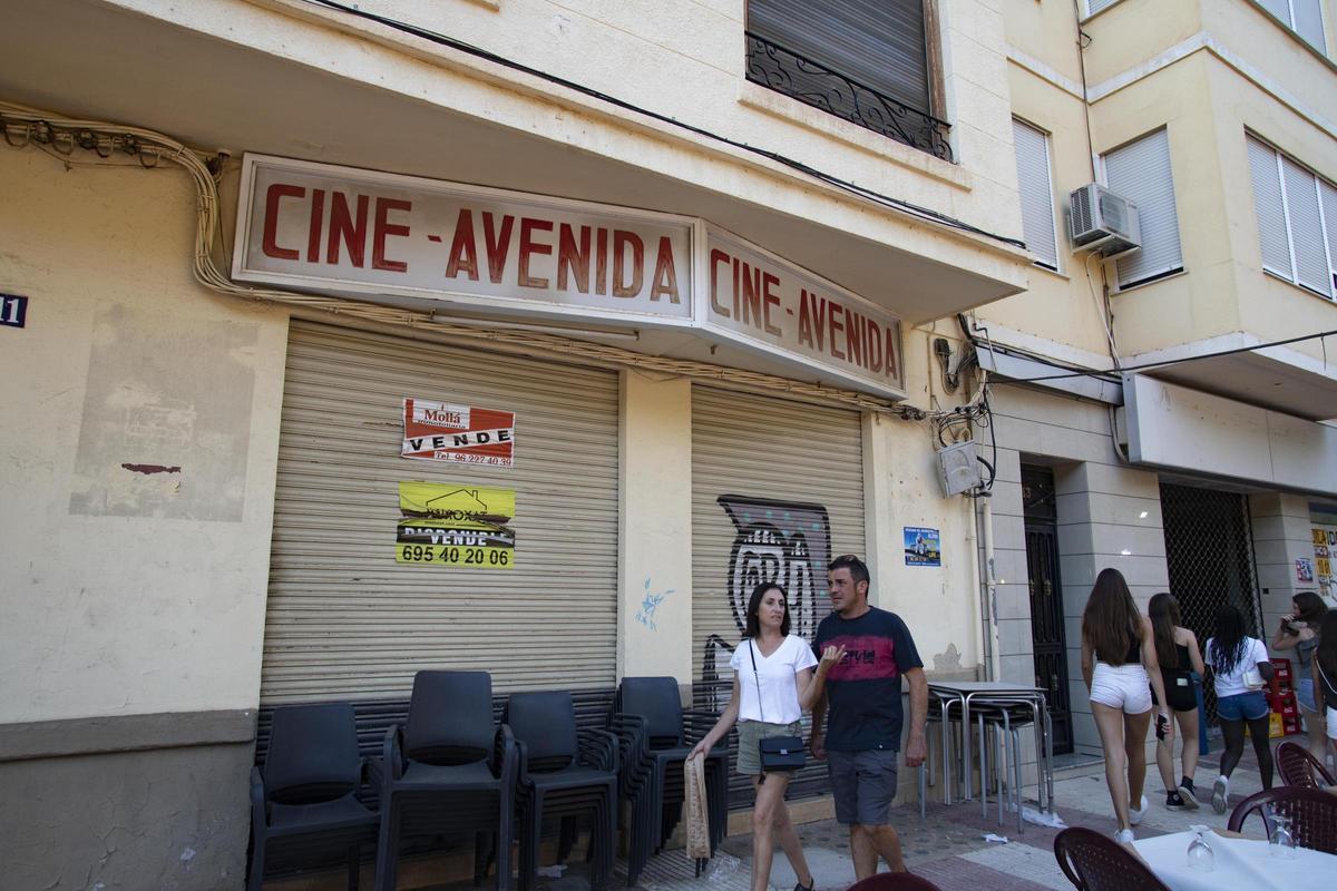 Varias personas pasan por delante de las instalaciones del cine Avenida de Xàtiva, en una imagen reciente.