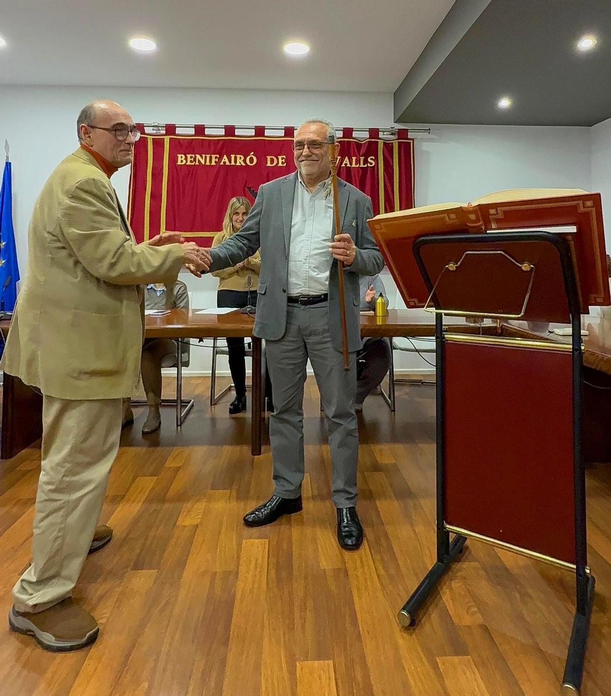 Momento de la entrega de la vara de mando.