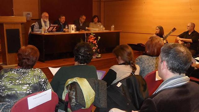 El concejo celebra el "Día contra la violencia hacia la mujer" con la presentación del poemario "El llanto de las amapola