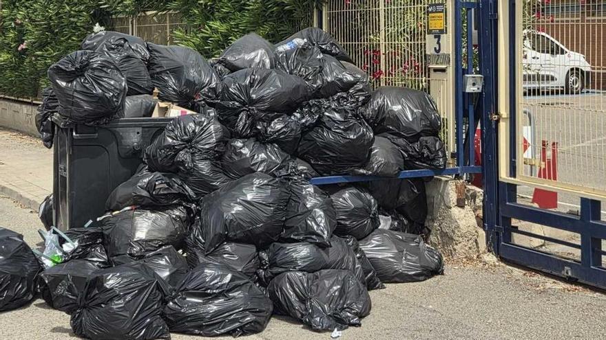 La basura se acumula en el polígono del Mediterráneo en plena ola de calor tras ocho días sin ser recogida