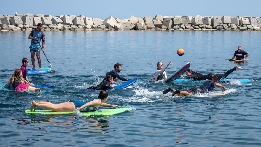 Surferos que meten goles en Barcelona: esto es surf polo