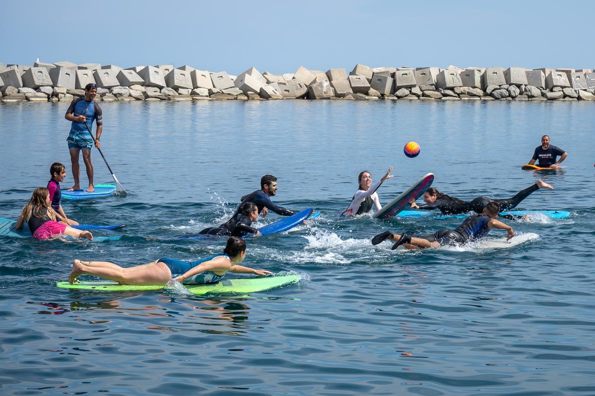 Partido de surf polo en la plataforma marina del Fòrum.  