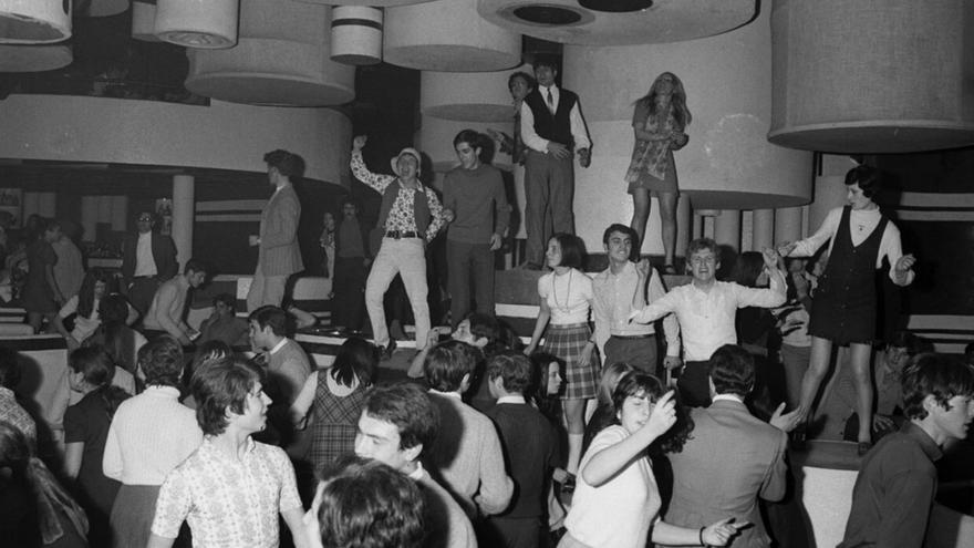 Imatge d’arxiu d’un grup de persones ballant a l’interior de la discoteca Maddox. | AJUNTAMENT DE PLATJA D’ARO