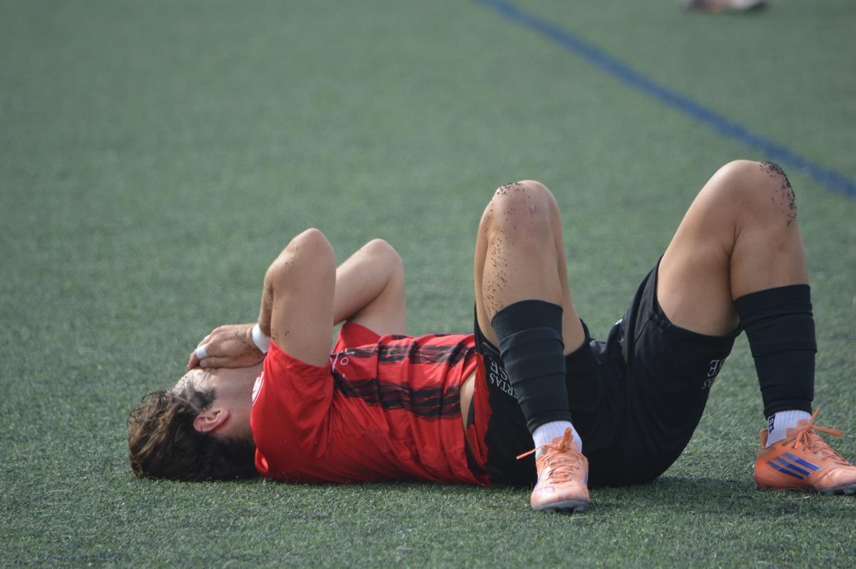 La frustración de los futbolistas del Salerm Puente Genil tras caer goleados ante el Antoniano.