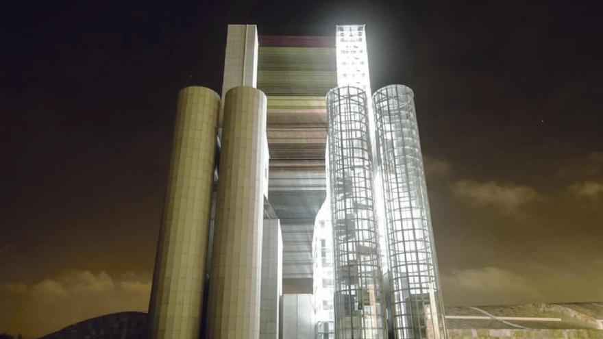 Vista que crea la instalación, con redes de 2 metros de alto, proyectada entre las Torres Hejduk. // Adrián Álvarez