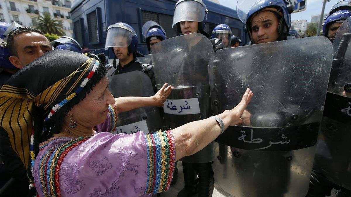 zentauroepp48198200 algerian protesters gather during an anti government demonst190518192829