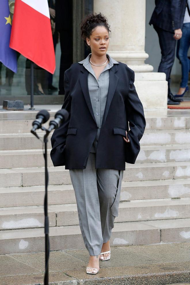 Rihanna con ropa maxi en París