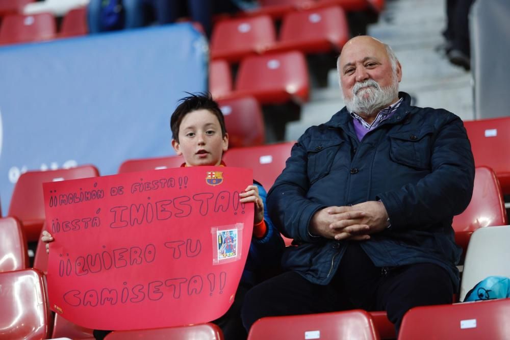 Aficionados en El Molinón durante el España-Israel